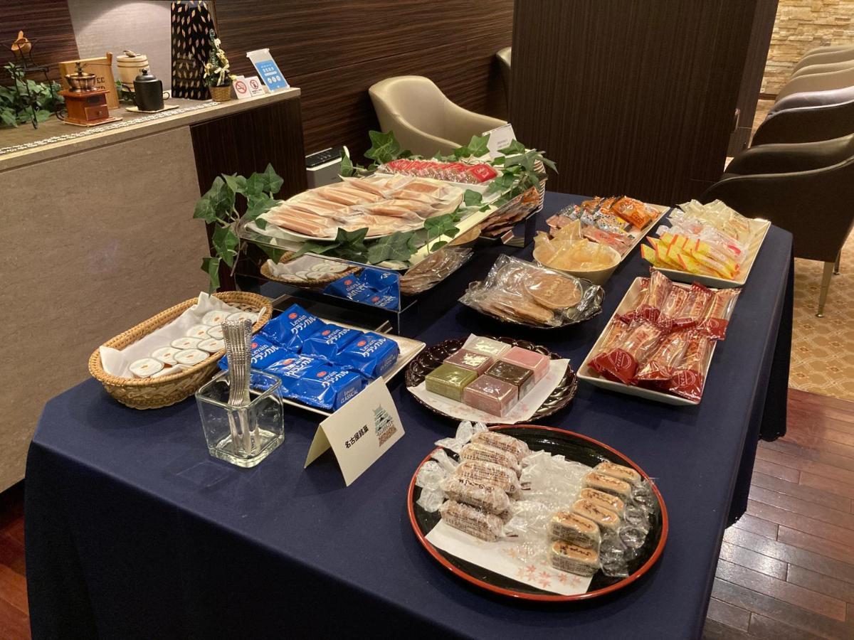 Nagoya Tokyu Hotel Eksteriør billede A selection of Japanese snacks